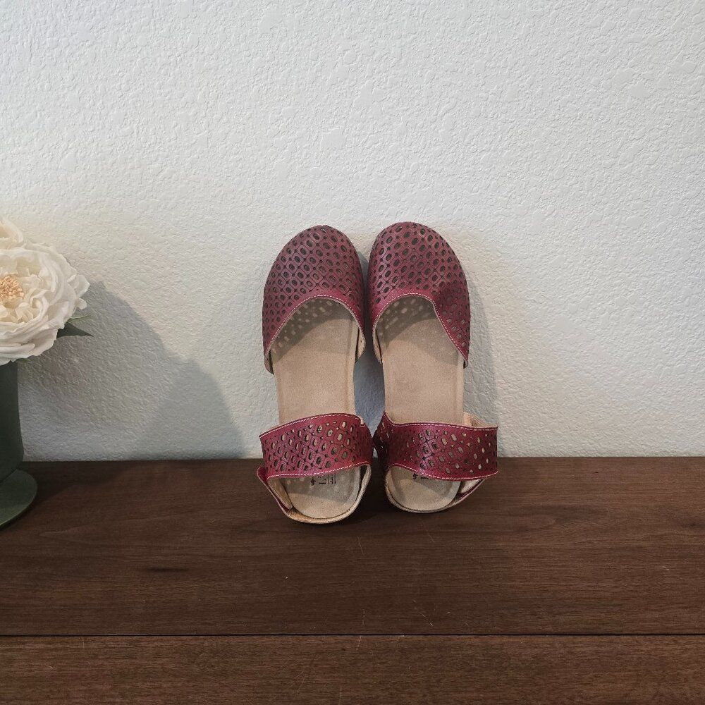 L'Artiste Poppiri Perforated Wedges Sz 40 (US 9.5)